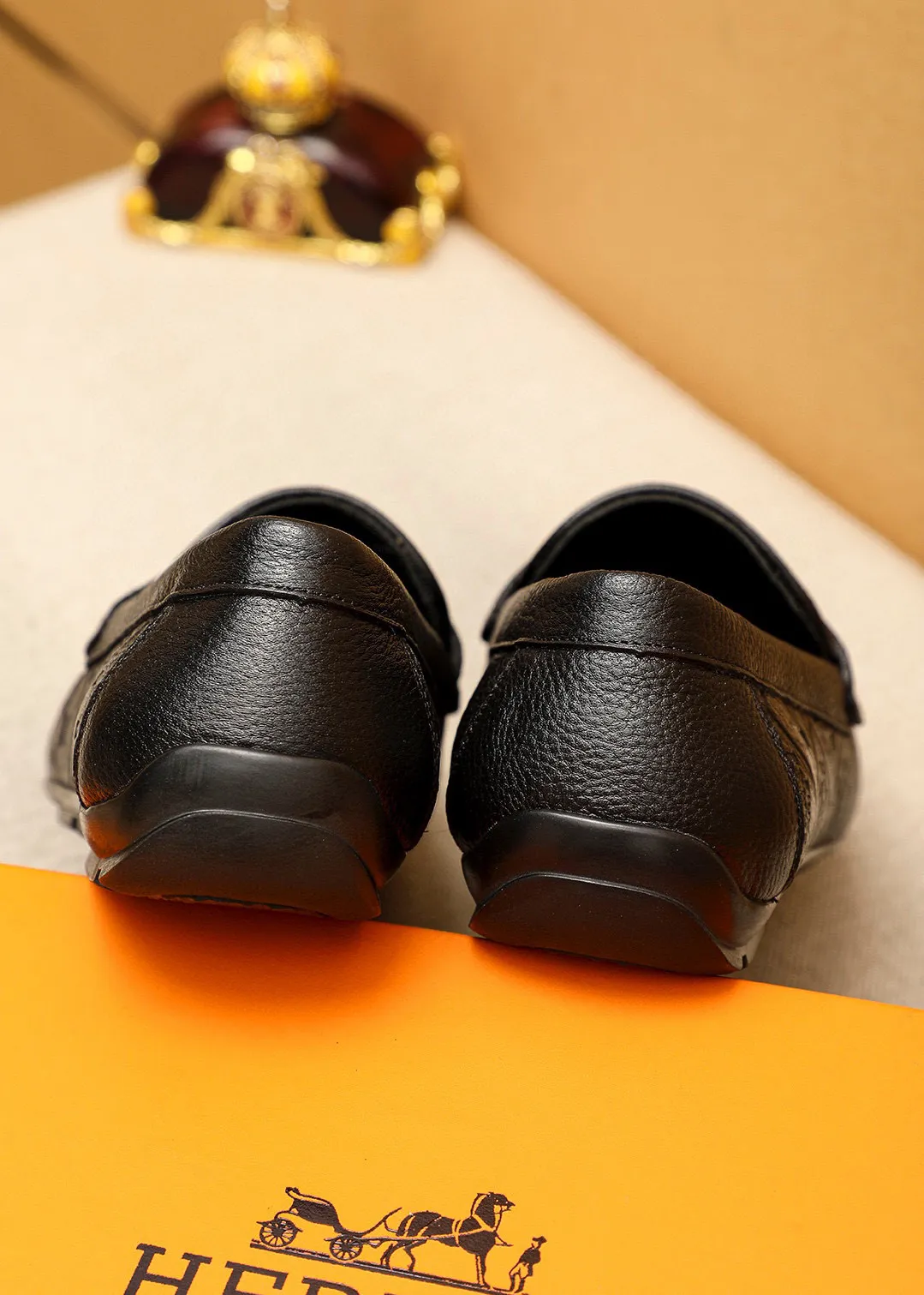 Men's shoes 💰380 💐 Product trademark: HERMES "Hermès" shoes. Regular size: 38-44 (45🉑️customized) Product materials: Selected imported first-layer cowhide embossed upper + classic hardware buckle, imported pig leather lining. Strong three-dimensional visual effect, rubber outsole Color: 1⃣️color optional